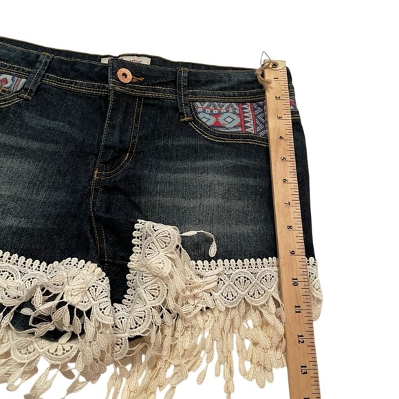 L.E.I. Ashley Low rise Dark Denim Shorts with Embroidered Lace Fringe-Size 9 Jr - Picture 6 of 10